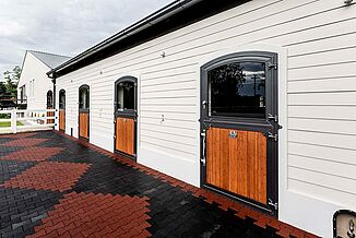 REGUPOL Verbundpflaster als Paddockboden Paddock hinter dem Pferdestall mit REGUPOL Bodenbelägen