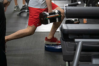 Kelowna High Performance - Weight Lunges on REGUPOL aktiv Flooring Athlete performs weighted lunges on REGUPOL aktiv rolled rubber flooring at Kelowna High Performance.