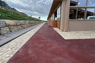REGUPOL Equestrian Flooring for Outdoor Areas – Weather-Resistant and Slip-Resistant Flooring Solutions Outdoor walkway at an equestrian facility with weather-resistant REGUPOL equestrian flooring – slip-resistant, shock-absorbing flooring for safe pathways around horse stables