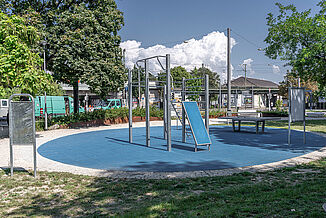 Calisthenics facility in Ludwigshafen with REGUPOL playfix FX safety flooring Calisthenics facility at Rudolf-Hoffmann-Platz in Ludwigshafen am Rhein with training equipment and blue REGUPOL playfix FX safety flooring