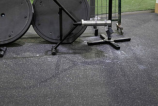 Kelowna High Performance - REGUPOL aktiv Flooring A close view of weight training equipment and the texture and surface of REGUPOL aktiv rolled rubber flooring in Kelowna High Performance.