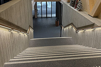 A staircase leading to the lower floor was fitted with REGUPOL everroll alpine ultimate. The handrail is illuminated.
