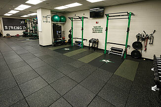 Dallas Stars Weight Training - Squat Racks Squat racks in the Dallas Stars weight training facility, featuring REGUPOL aktivpro tiles throughout the facility.