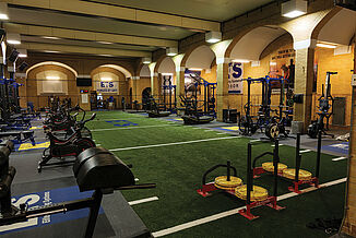 Elite Training Systems - Facility with REGUPOL Flooring Elite Training Systems features a variety of athletic training information, help athletes' performance excel. Equipment from cardio bikes and weight racks and a number of others are featured throughout the facility, along with REGUPOL aktivpro roll flooring.