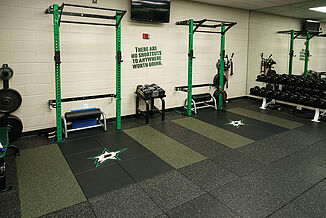 Dallas Stars Weight Training - Squat Racks and Platforms The Dallas Stars weight training facility offers a variety of equipment for athletic training purposes for athletes, such as weight racks and free weights. REGUPOL aktivpro tiles are used throughout the facility, with inlaid customized tiles to contain the team logo.