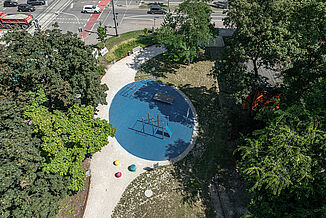 Calisthenics facility in Ludwigshafen with circular REGUPOL playfix FX safety flooring Aerial view of the calisthenics facility at Rudolf-Hoffmann-Platz in Ludwigshafen am Rhein with circular blue REGUPOL playfix FX safety flooring