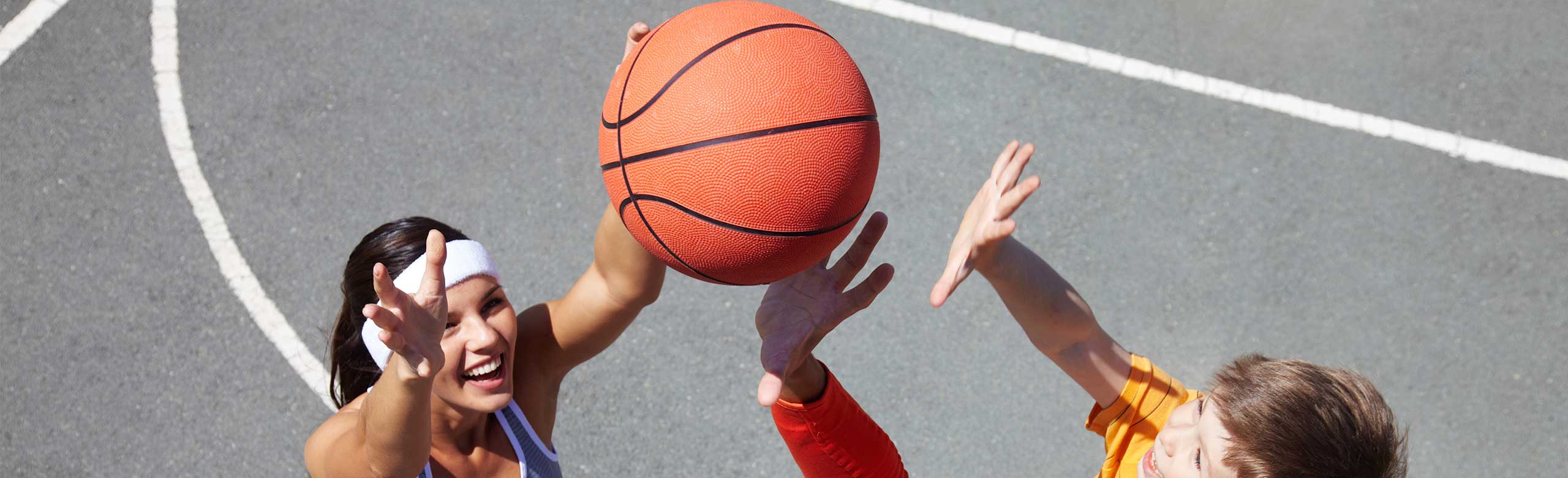 People playing ball games on REGUPOL multicourt kombi - two-layer, highly elastic sports flooring made of rubber granules for school sports, training and trend sports in outdoor areas.