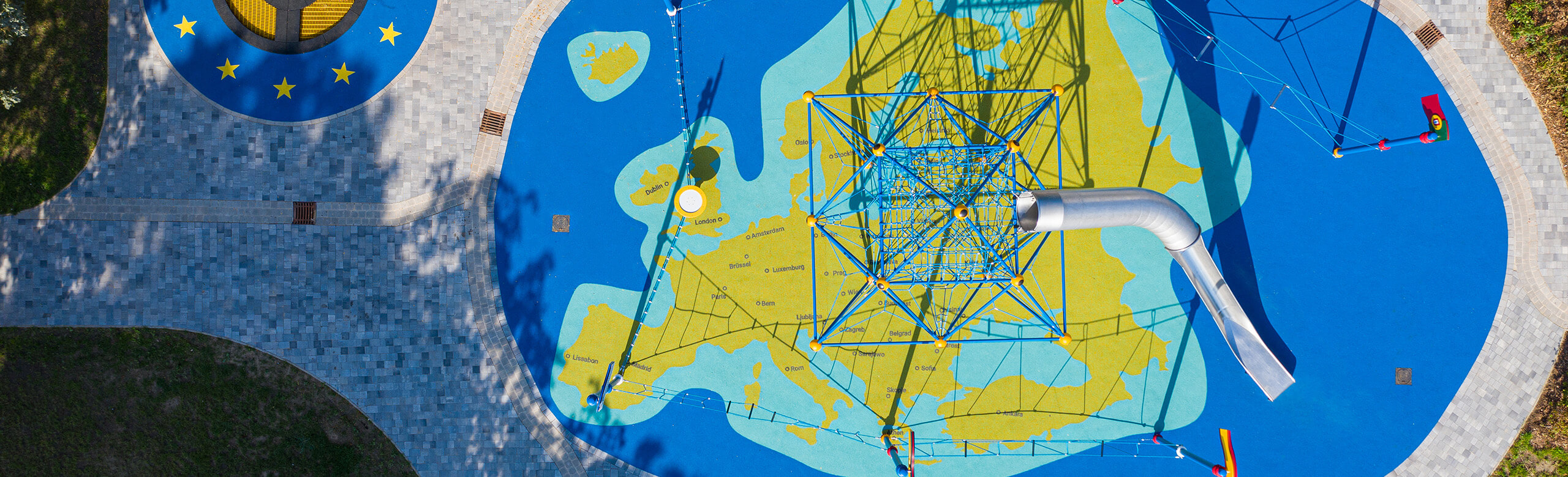 Creative safety flooring systems from REGUPOL. Playground with a safety flooring that looks like a world map from REGUPOL