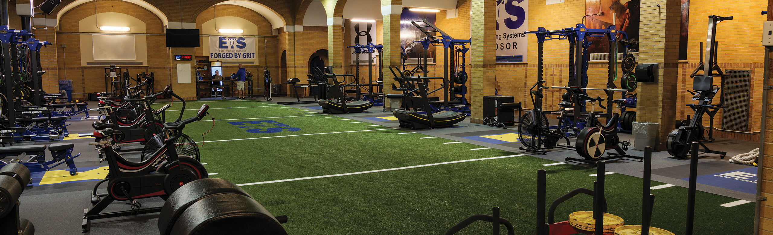 Elite Training Systems - Facility with REGUPOL Flooring Elite Training Systems features a variety of athletic training information, help athletes' performance excel. Equipment from cardio bikes and weight racks and a number of others are featured throughout the facility, along with REGUPOL aktivpro roll flooring.